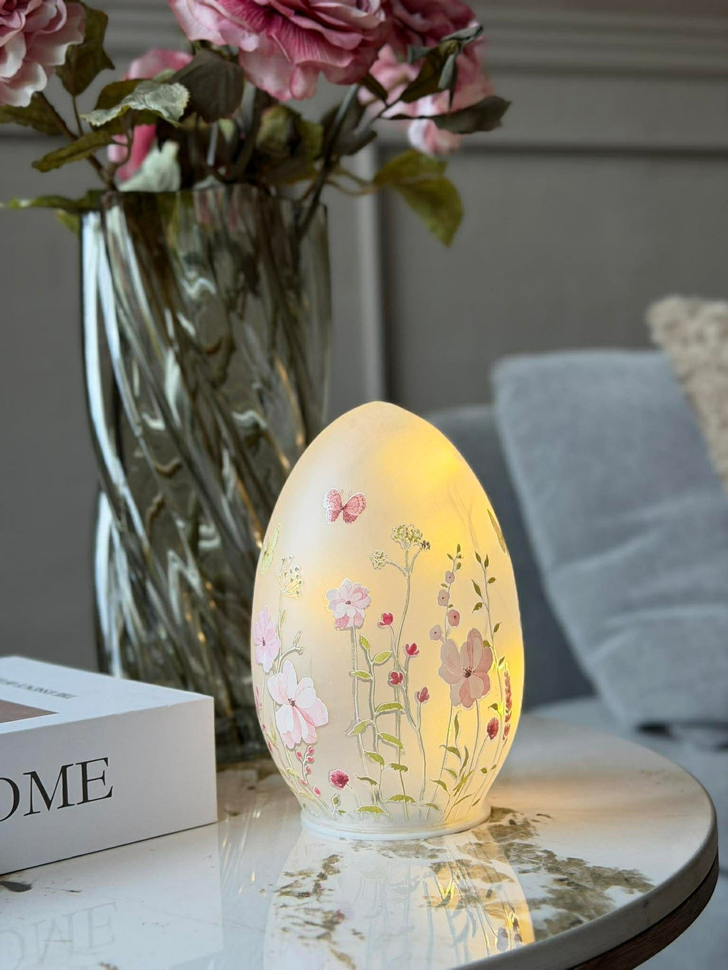 LED-lampa med blommor