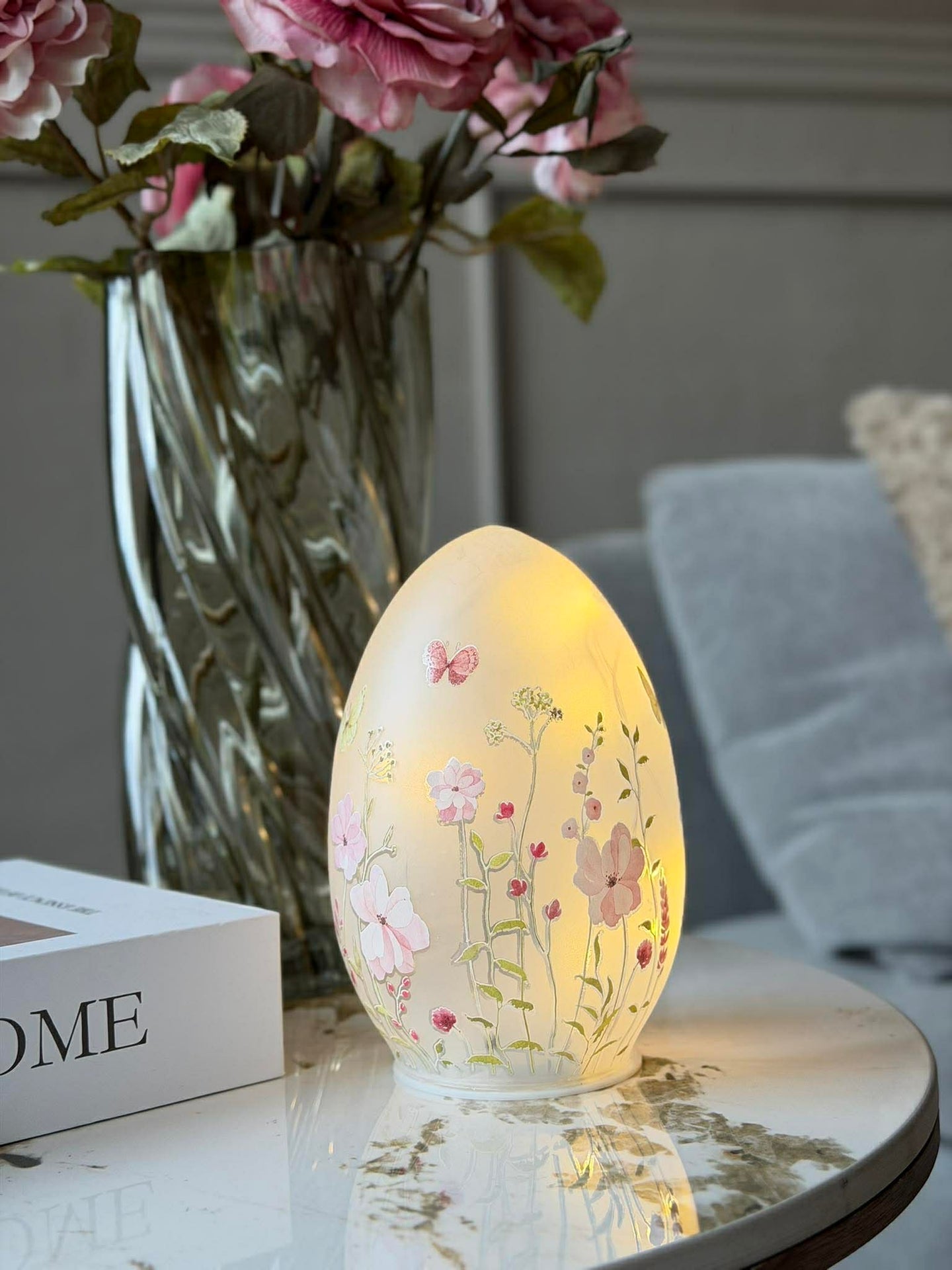 LED-lampa med blommor