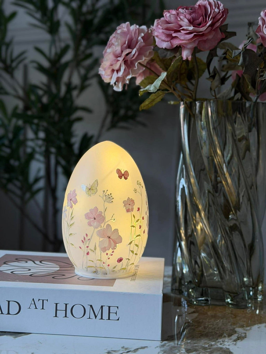 LED-lampa med blommor