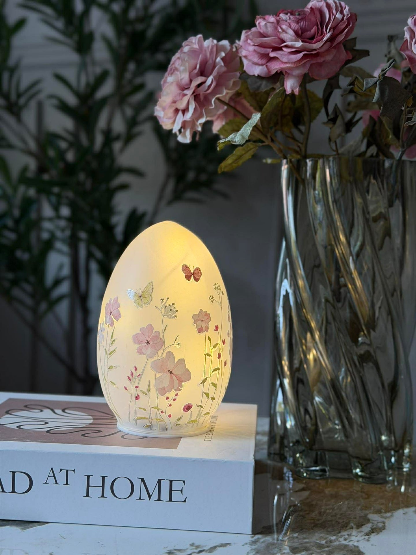 LED-lampa med blommor